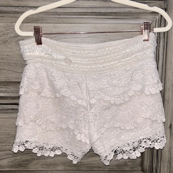 Boho Lace Shorts - Picture 2 of 3